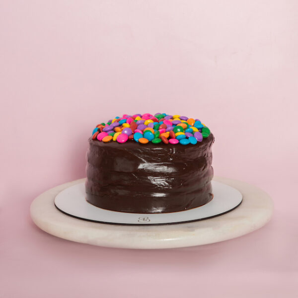 bolo de chocolate com confete colorido